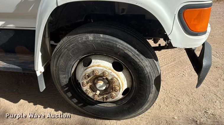 image for item EP0993 1999 Ford F-800 utility / service truck