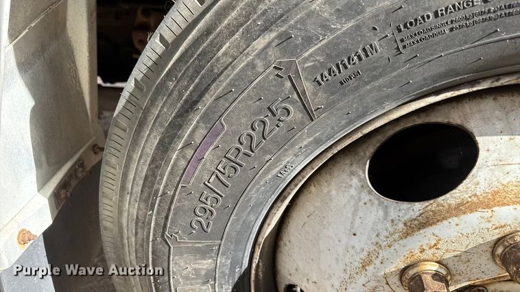 image for item EP0993 1999 Ford F-800 utility / service truck