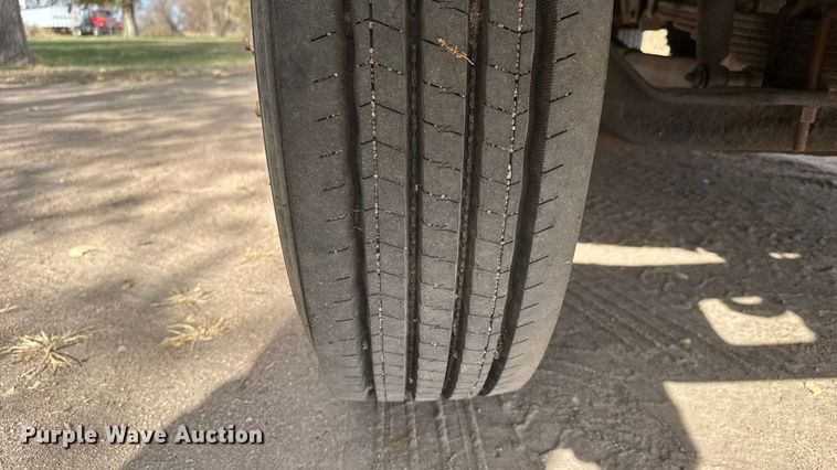 image for item EP0993 1999 Ford F-800 utility / service truck