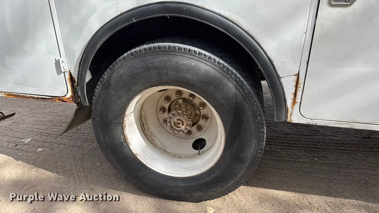 image for item EP0993 1999 Ford F-800 utility / service truck