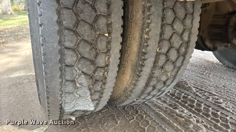 image for item EP0993 1999 Ford F-800 utility / service truck