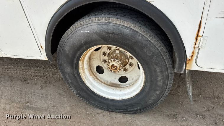 image for item EP0993 1999 Ford F-800 utility / service truck