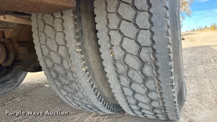 image for item EP0993 1999 Ford F-800 utility / service truck