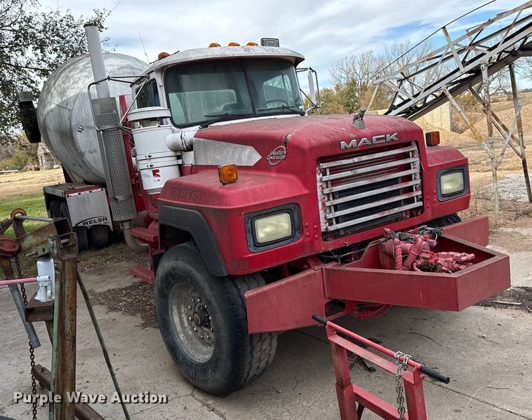 image for item EP0996 1995 Mack RD690S ready mix truck