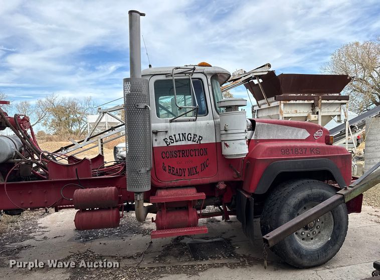 image for item EP0996 1995 Mack RD690S ready mix truck