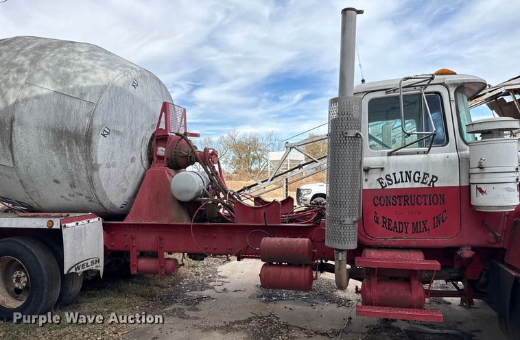 image for item EP0996 1995 Mack RD690S ready mix truck