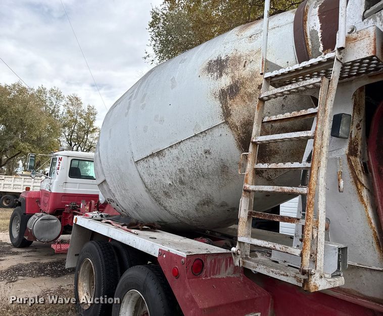 image for item EP0996 1995 Mack RD690S ready mix truck