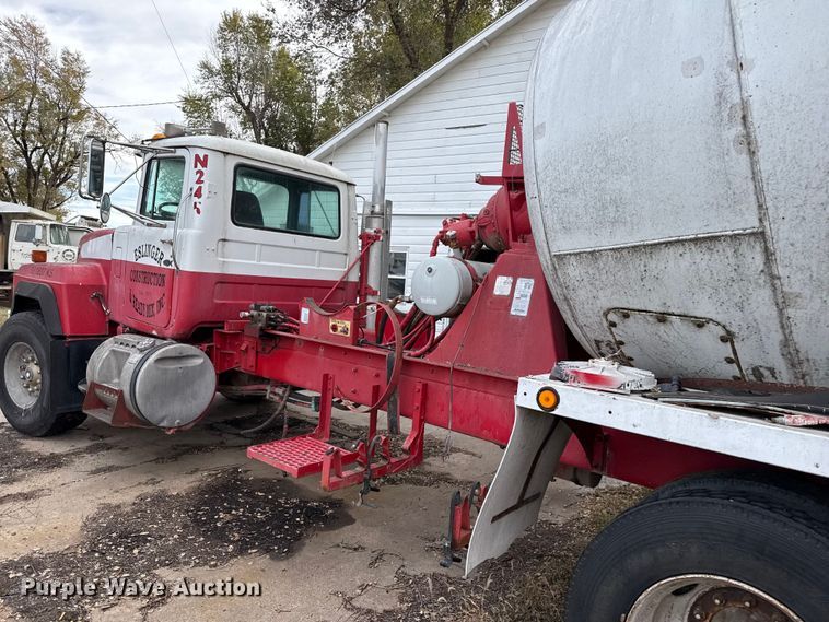 image for item EP0996 1995 Mack RD690S ready mix truck