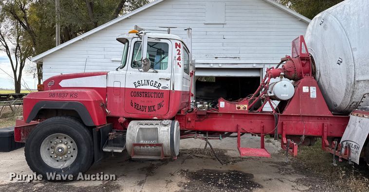image for item EP0996 1995 Mack RD690S ready mix truck