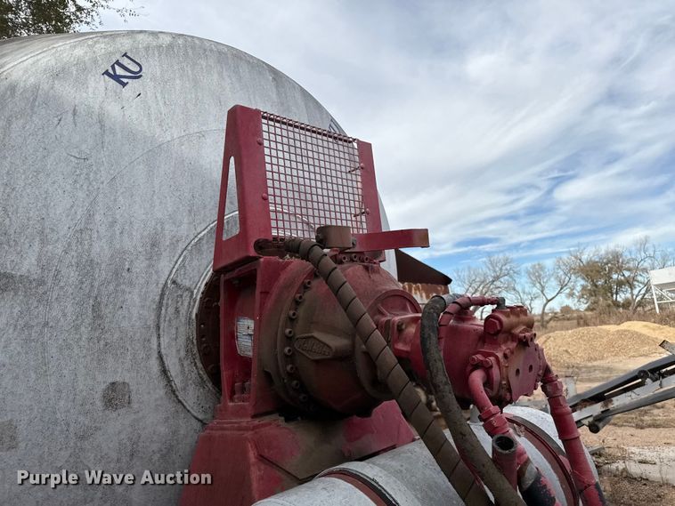 image for item EP0996 1995 Mack RD690S ready mix truck
