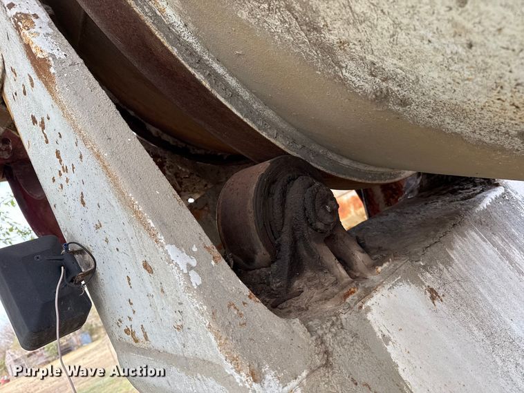 image for item EP0996 1995 Mack RD690S ready mix truck