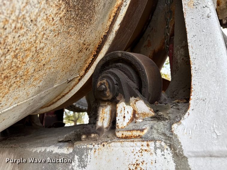 image for item EP0996 1995 Mack RD690S ready mix truck