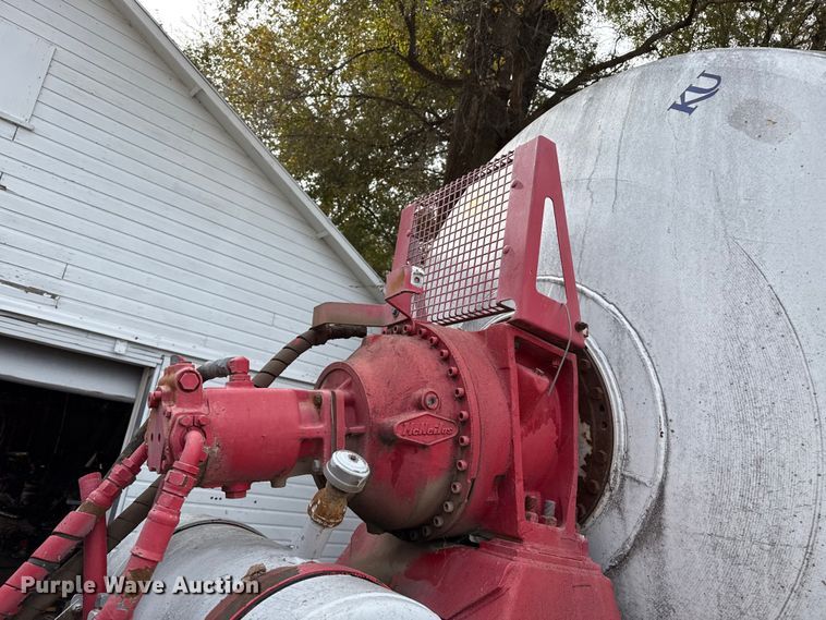 image for item EP0996 1995 Mack RD690S ready mix truck