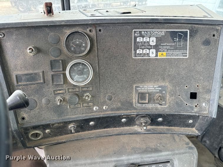 image for item EP0996 1995 Mack RD690S ready mix truck