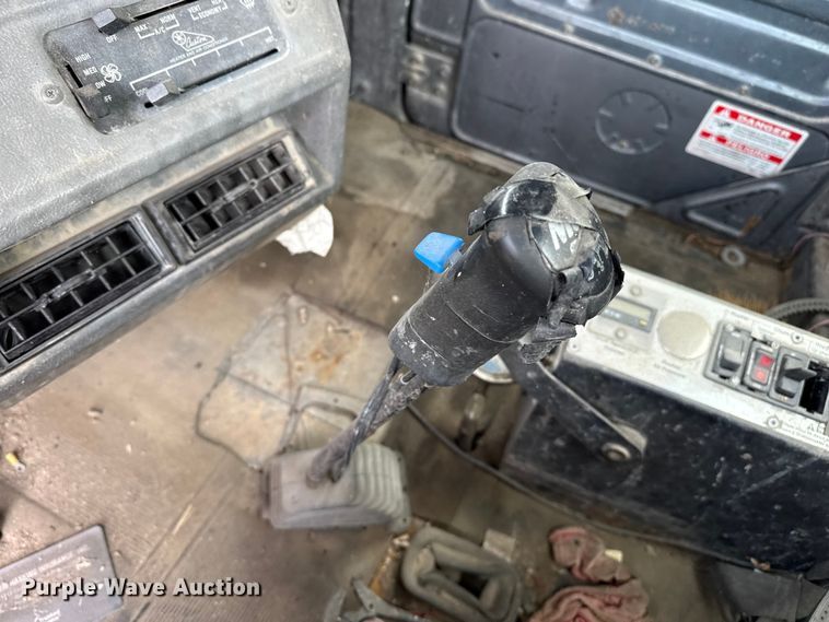 image for item EP0996 1995 Mack RD690S ready mix truck