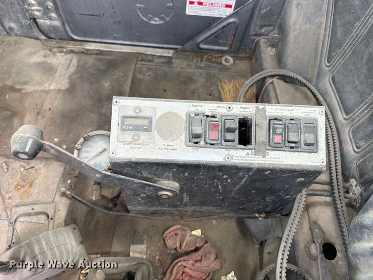 image for item EP0996 1995 Mack RD690S ready mix truck