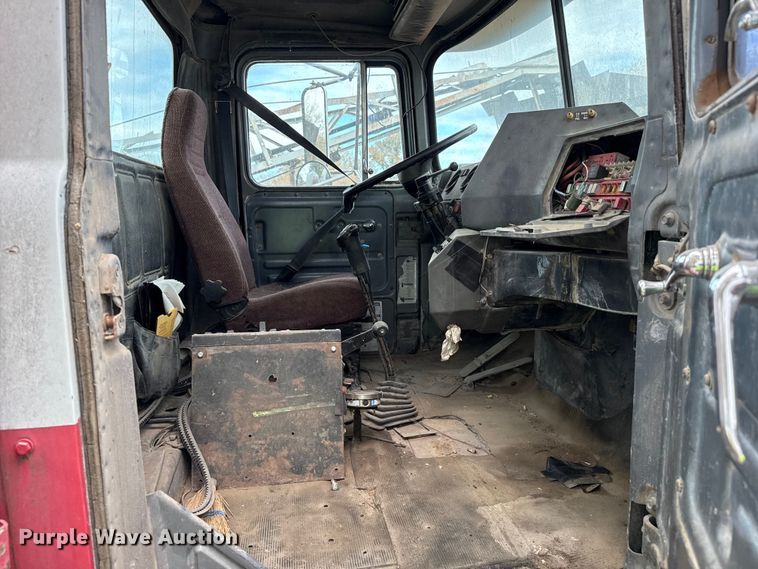 image for item EP0996 1995 Mack RD690S ready mix truck