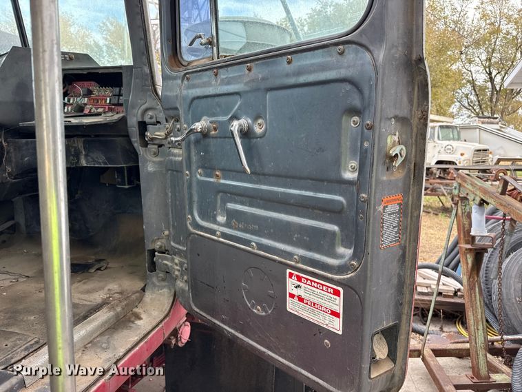 image for item EP0996 1995 Mack RD690S ready mix truck