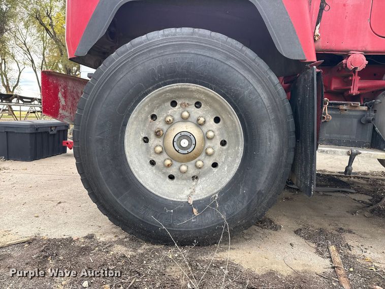 image for item EP0996 1995 Mack RD690S ready mix truck