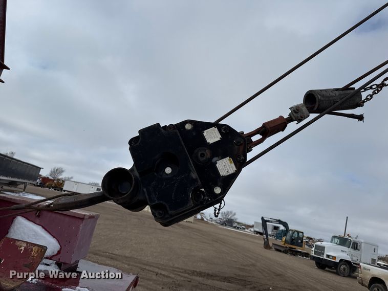 image for item EP2686 2013 Peterbilt 365 crane truck