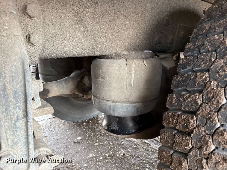 image for item EP2686 2013 Peterbilt 365 crane truck