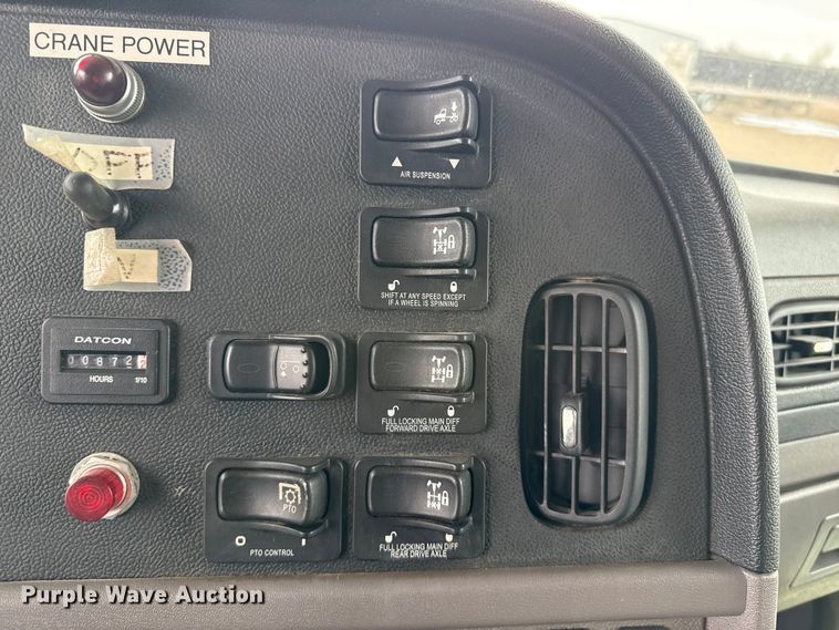 image for item EP2686 2013 Peterbilt 365 crane truck