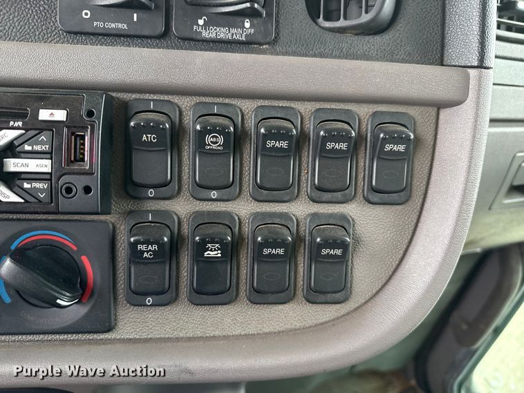 image for item EP2686 2013 Peterbilt 365 crane truck