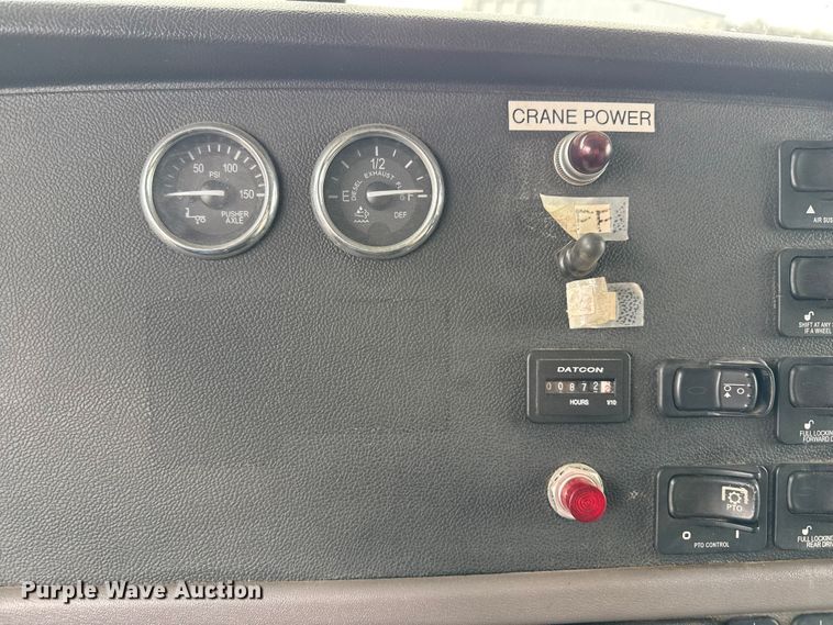 image for item EP2686 2013 Peterbilt 365 crane truck