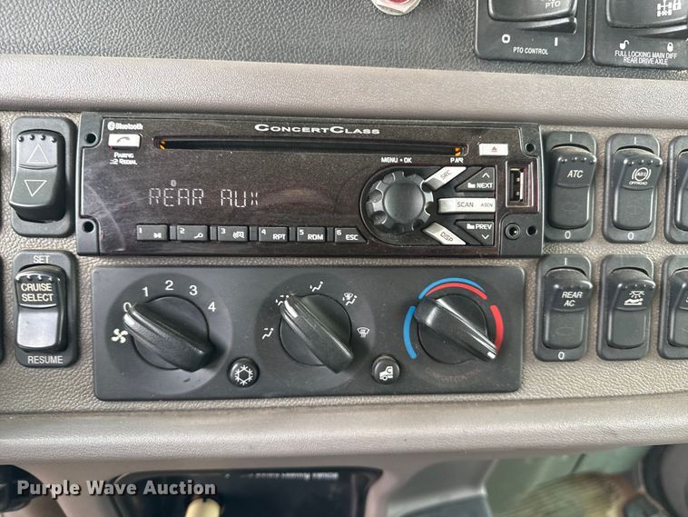 image for item EP2686 2013 Peterbilt 365 crane truck