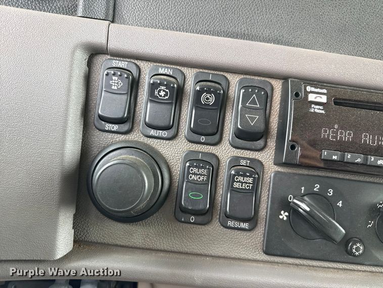 image for item EP2686 2013 Peterbilt 365 crane truck