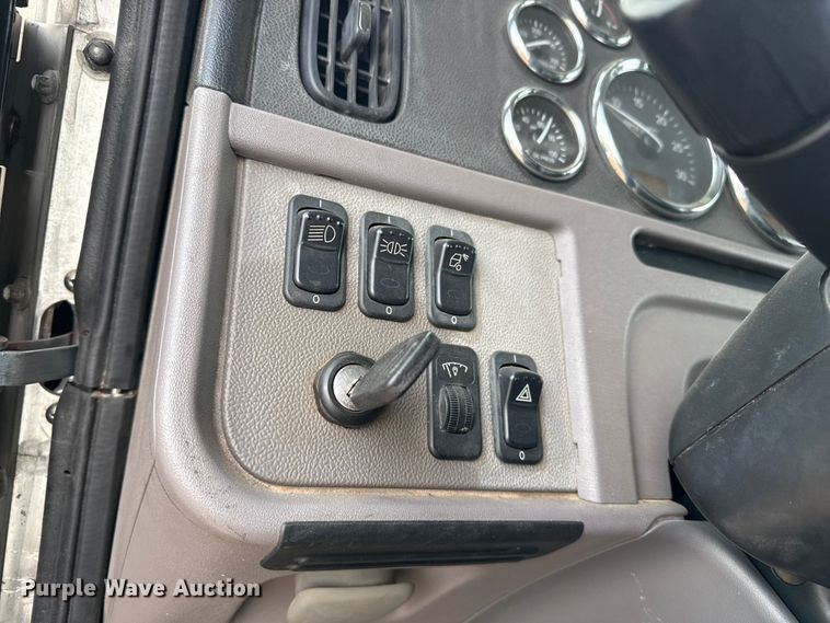 image for item EP2686 2013 Peterbilt 365 crane truck