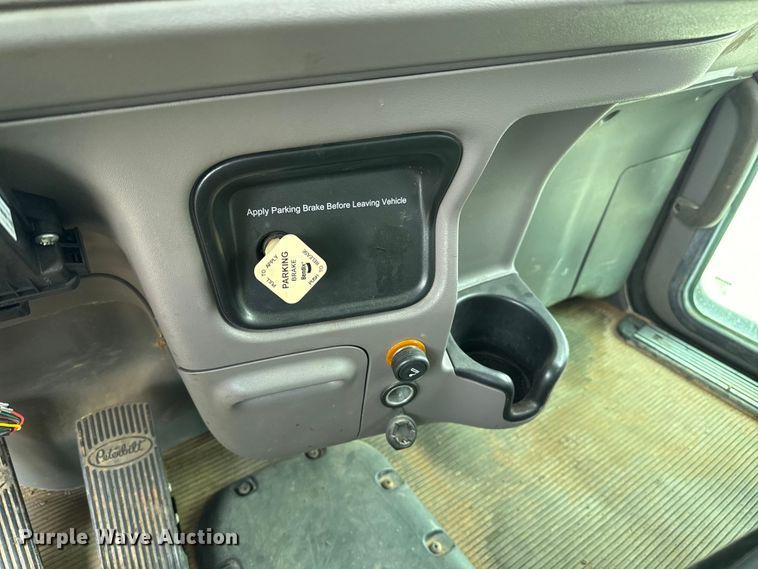 image for item EP2686 2013 Peterbilt 365 crane truck