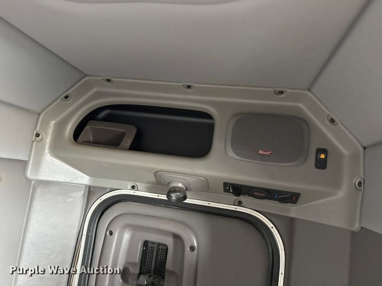 image for item EP2686 2013 Peterbilt 365 crane truck