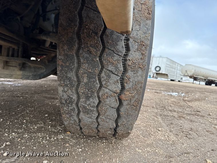 image for item EP2686 2013 Peterbilt 365 crane truck