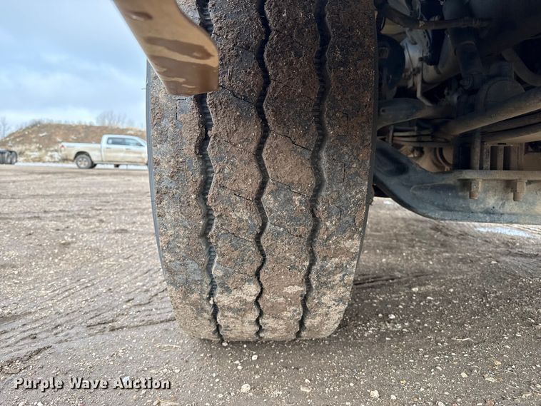 image for item EP2686 2013 Peterbilt 365 crane truck