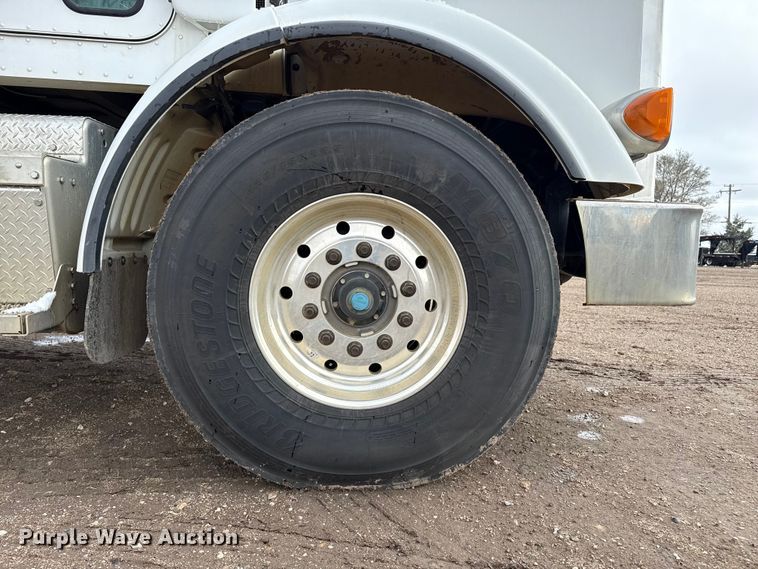 image for item EP2686 2013 Peterbilt 365 crane truck