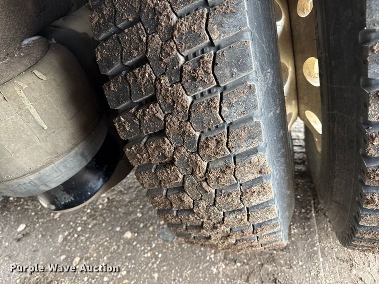 image for item EP2686 2013 Peterbilt 365 crane truck