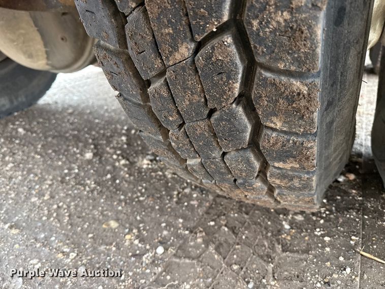 image for item EP2686 2013 Peterbilt 365 crane truck