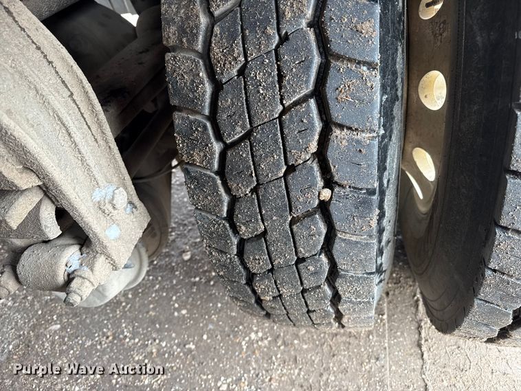 image for item EP2686 2013 Peterbilt 365 crane truck