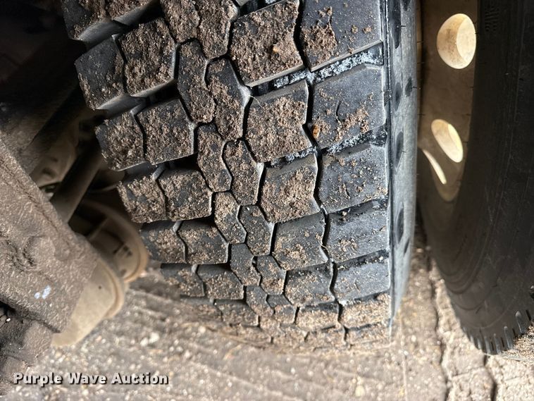 image for item EP2686 2013 Peterbilt 365 crane truck