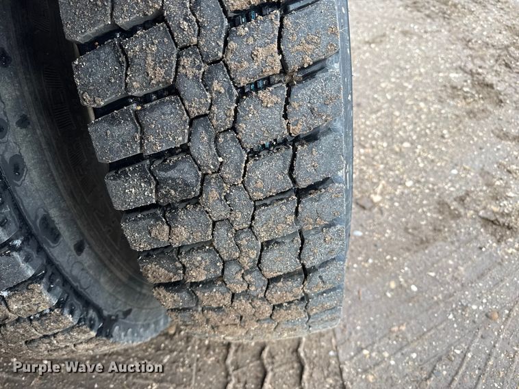 image for item EP2686 2013 Peterbilt 365 crane truck