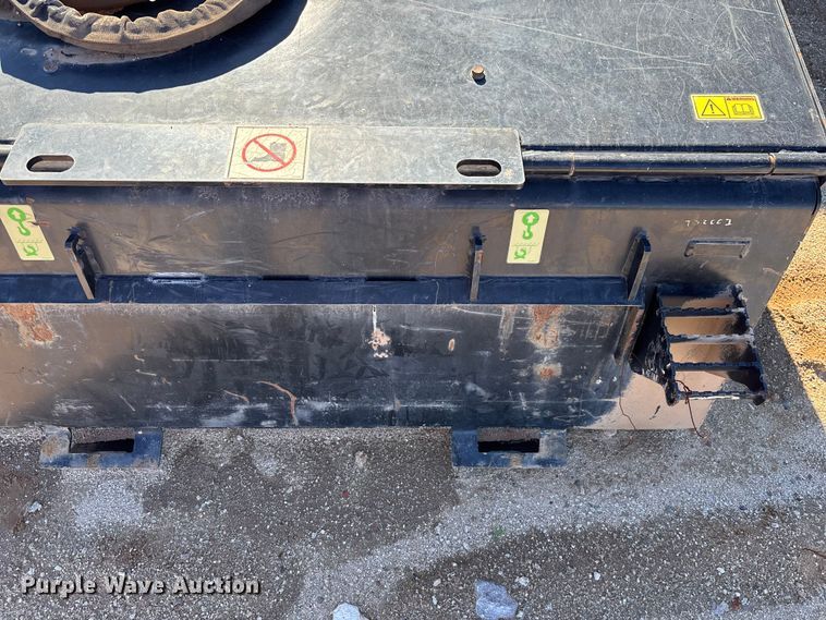 image for item EQ7002 2020 Caterpillar BU115 skid steer broom