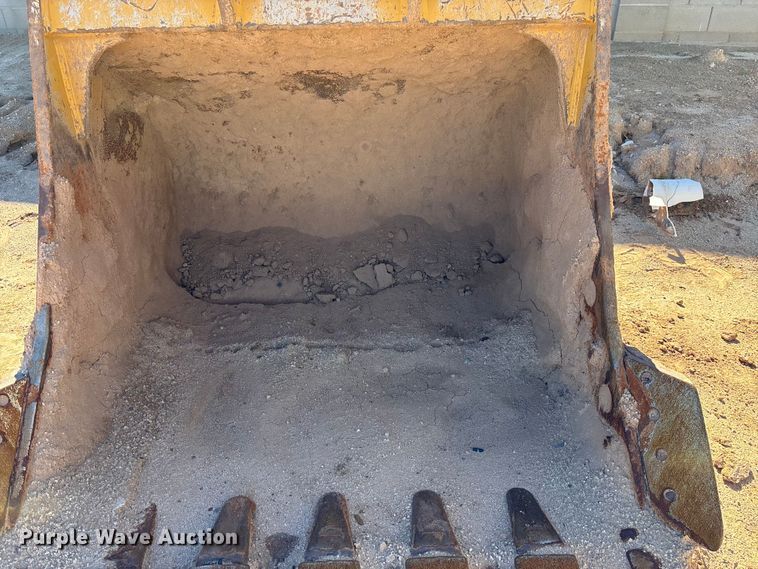 image for item EQ7003 Caterpillar bucket