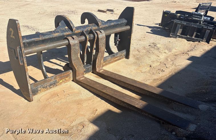 image for item EQ7004 Caterpillar forks