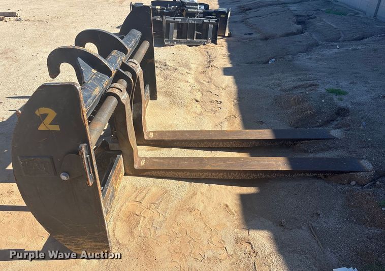 image for item EQ7004 Caterpillar forks