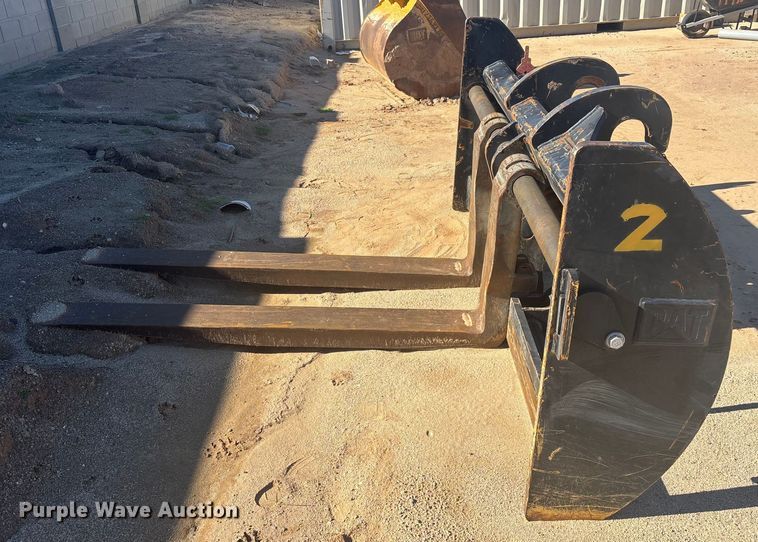 image for item EQ7004 Caterpillar forks