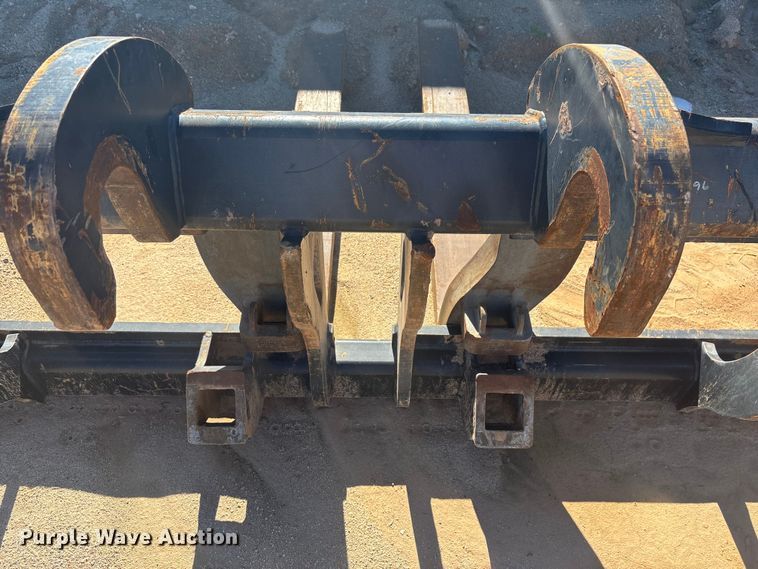 image for item EQ7004 Caterpillar forks