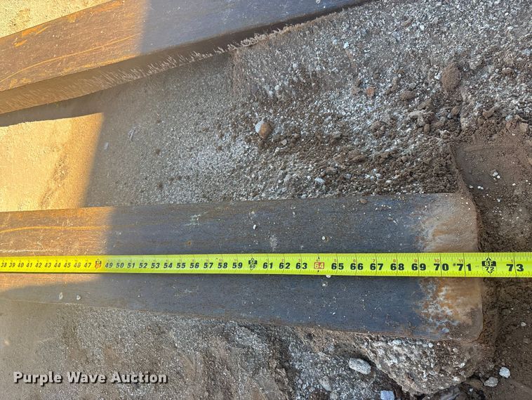 image for item EQ7004 Caterpillar forks