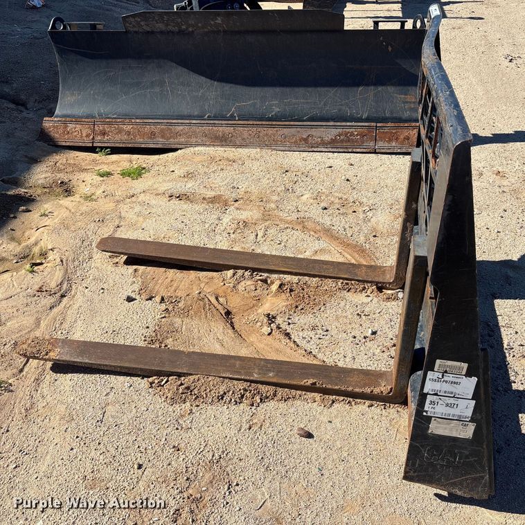 image for item EQ7006 Caterpillar skid steer forks