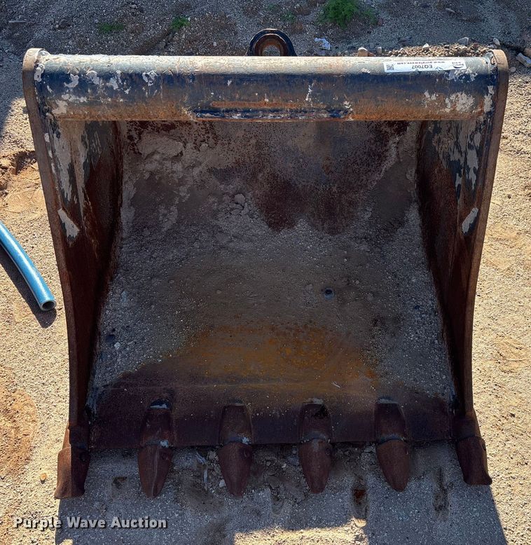 image for item EQ7007 Caterpillar backhoe bucket